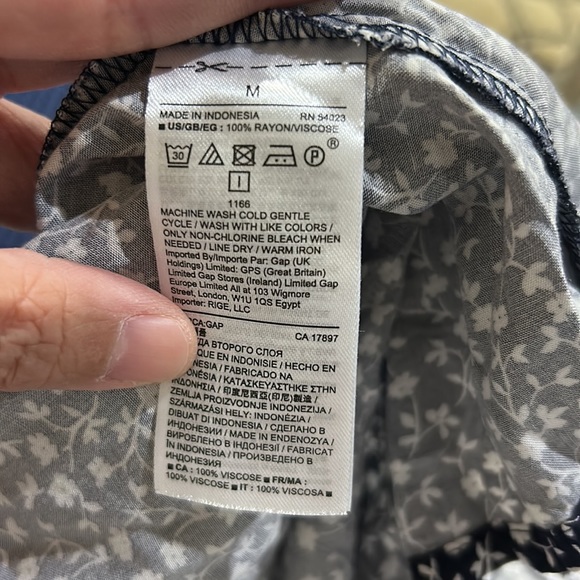 Gap like new very cute floral romper with elastic tie on waste &ruffled sleeves - Picture 8 of 8